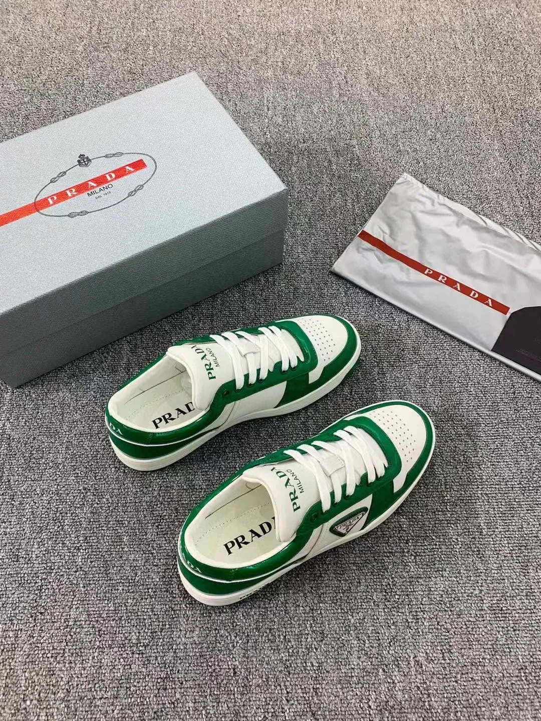 P380 Yuan 38-45 Prada Prada’s new men’s leather sports shoes, the highest version on the market, any comparison is welcome🆚! The original leather has excellent texture and is super high-end! Fetal sheep net lining imported from Italy, removable pad! Luxurious materials and fine workmanship, highly recommended!